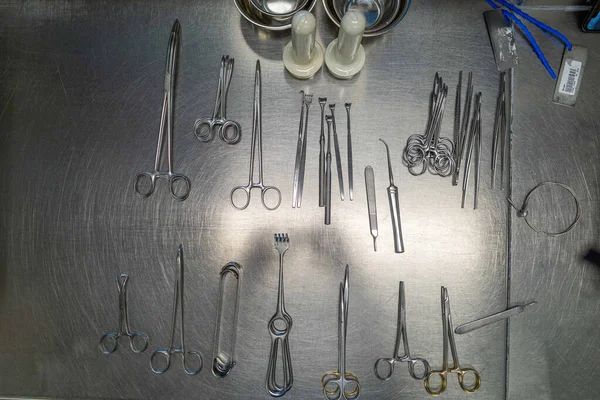 Sterilizáló Részlegen Sok Tisztított Műszer Fekszik Egy Fémasztalon — Stock Fotó