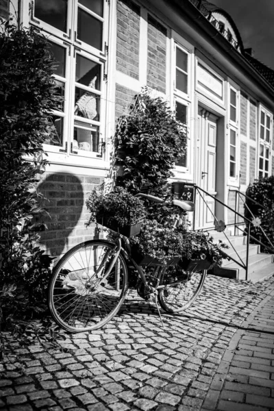 Frente Una Antigua Casa Entramado Madera Encuentra Una Bicicleta Plantada — Foto de Stock