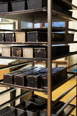 Fırında ekmek kutularıyla dolu bir araba var.