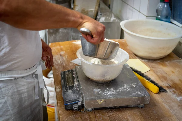 Bir Fırında Bir Fırıncı Ekmek Hamuru Için Malzemeleri Karıştırır — Stok fotoğraf