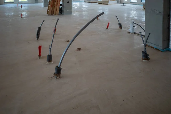 Cables Tuberías Que Miran Desde Suelo Edificio Fábrica Sitio Construcción —  Fotos de Stock