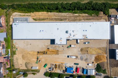 Fabrika inşaatının yapıldığı büyük bir inşaat alanının insansız hava aracı fotoğrafı.