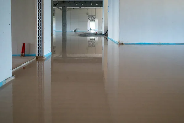 Bir inşaat sahasına sıvı vida dökülmüş.