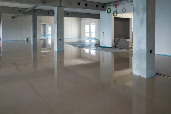 Bir inşaat sahasına sıvı vida dökülmüş.