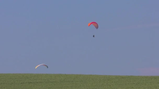 Někteří Paraglidisté Létají Útesech Krásném Počasí Modré Obloze — Stock video