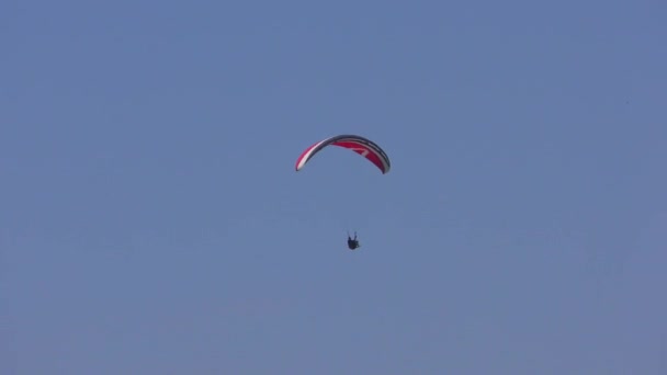 Někteří Paraglidisté Létají Útesech Krásném Počasí Modré Obloze — Stock video