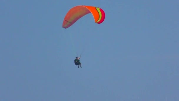 Někteří Paraglidisté Létají Útesech Krásném Počasí Modré Obloze — Stock video