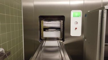 Steril aletler otomatik olarak buhar sterilizatöründen boşaltılır.