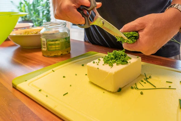 Мужчина Использует Кухонные Ножницы Приготовления Травяного Масла — стоковое фото