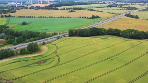 Drone Survole Paysage Mecklembourg Avec Son Autoroute Ses Éoliennes — Video