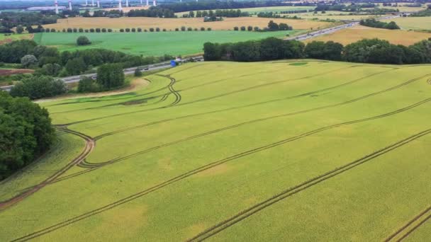 Drone Vliegt Het Mecklenburgse Landschap Met Zijn Autoweg Windturbines — Stockvideo
