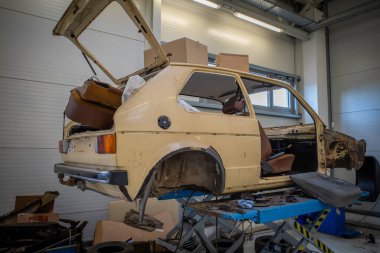 Bir araba atölyesinde eski bir Volkswagen Golf 'ün...