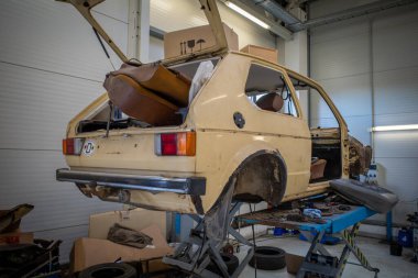 Bir araba atölyesinde eski bir Volkswagen Golf 'ün...