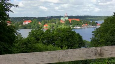 Ratzeburg Katedrali mavi gökyüzü ve beyaz bulutlarla güzel havalarda