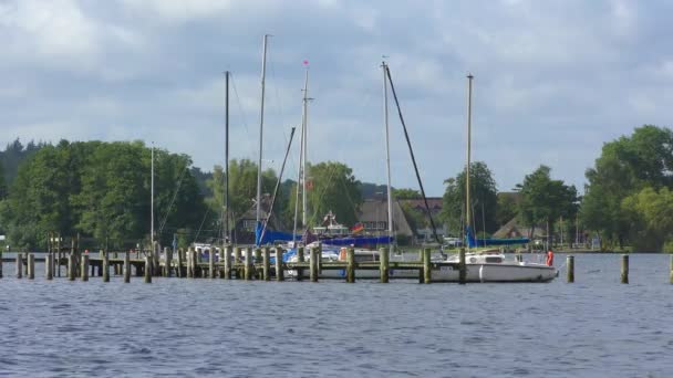 Lago Muitos Barcos Vela São Ancorados Lado Outro Estágio Pouso — Vídeo de Stock