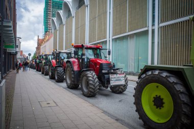 Birçok çiftçi Luebeck 'ten traktörleriyle geçerek hükümete karşı protesto gösterisi yapıyor.