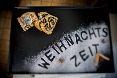 Fırın tepsisinde bir parça kek ve Noel zamanı ve Noel süsü var.