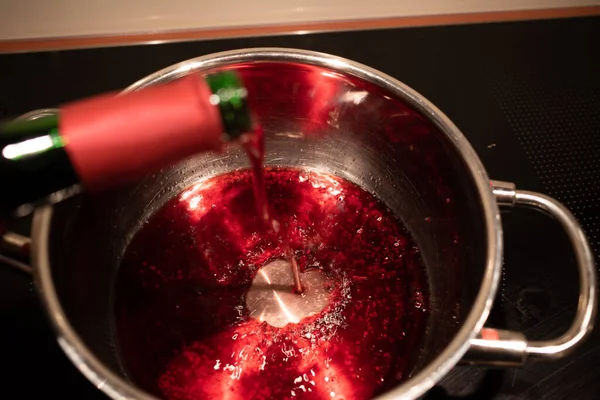それを加熱するために複数のワインを鍋に注ぎ — ストック写真
