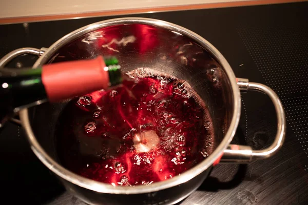 Glühwein Wird Einen Topf Geschüttet Ihn Aufzuheizen — Stockfoto