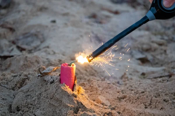 Egy Vörös Tűzijáték Beragadt Homokba Világít Egy Fekete Bottal Öngyújtó — Stock Fotó