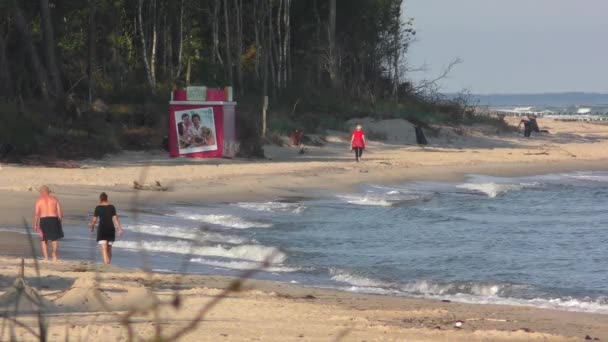 Semesterfirare Tar Promenad Östersjöns Strand Morgonen — Stockvideo