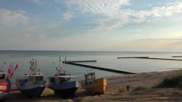 Pláž Jaroslawce Polsku Rybářské Lodě Leží Pláži Baltského Moře — Stock video