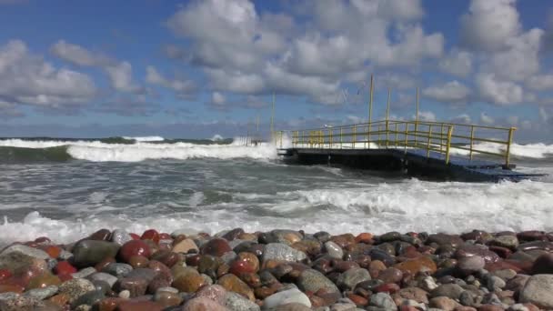 Kamenitá Pláž Baltského Moře Silnými Vlnami Modrou Oblohou — Stock video