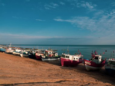 Polonya 'daki Jaroslawiec sahilinde Baltık Denizi sahilinde balıkçı tekneleri uzanır.