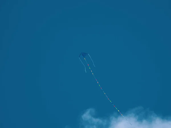 Kite Azul Vento Céu Azul Com Nuvens Brancas — Fotografia de Stock