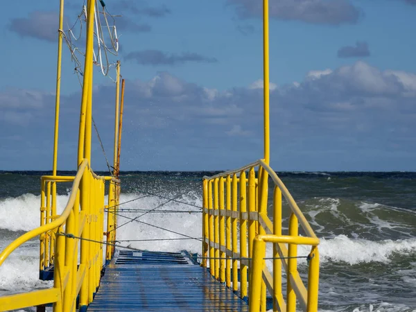 Uma Passarela Madeira Azul Com Grades Amarelas Leva Mar Báltico — Fotografia de Stock