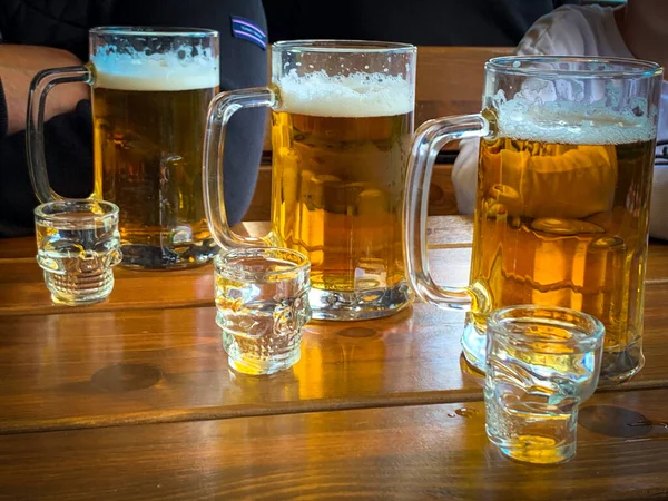 Uma Mesa São Três Grandes Copos Cerveja Lado Dele São — Fotografia de Stock