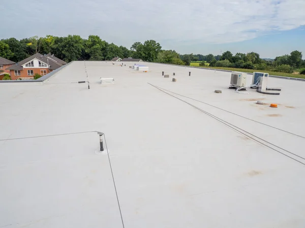 Bir fabrika binasının çatısında, yıldırım kondüktörleri