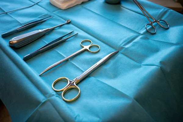 Een Operatiekamer Staat Een Instrumententafel Met Chirurgische Instrumenten — Stockfoto