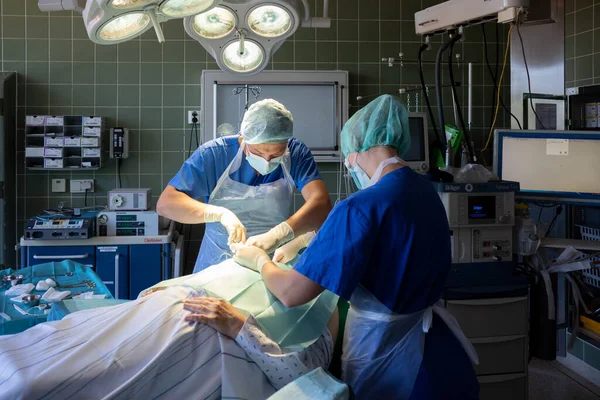 Genç Doktor Bir Ameliyathanede Ameliyat Yapıyor — Stok fotoğraf