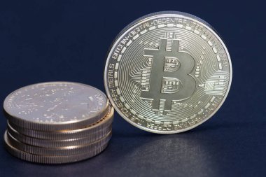 Altın Bitcoin madeni para, 10000 dolar değerinde bir yığın altına eşittir.