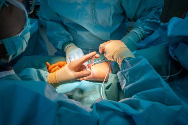 Ameliyathanede bilek kırığını ameliyat eden iki doktor.