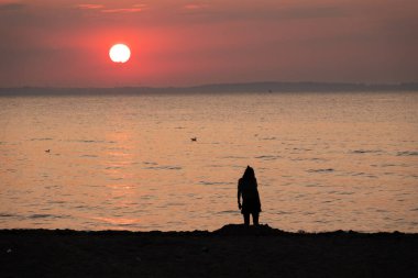 Kan kırmızısı güneş Baltık Denizi üzerinde batıyor.