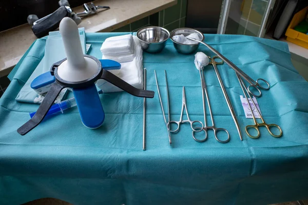 Ein Operationstisch Wird Für Eine Proktologische Operation Vorbereitet — Stockfoto