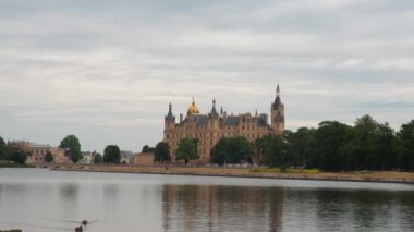 Schwerin kalesi bulutlu gökyüzü ve sakin suyla