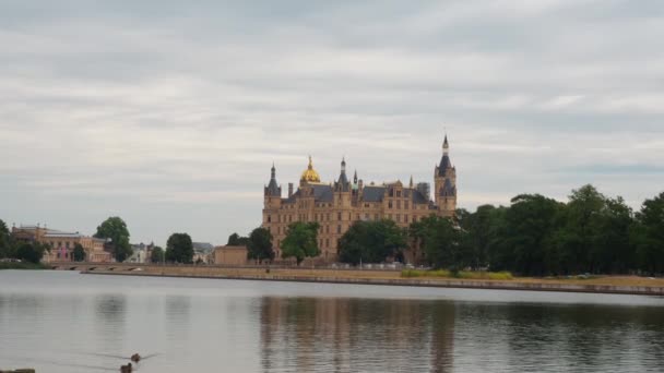 曇り空と穏やかな水のシュヴェリン城 — ストック動画
