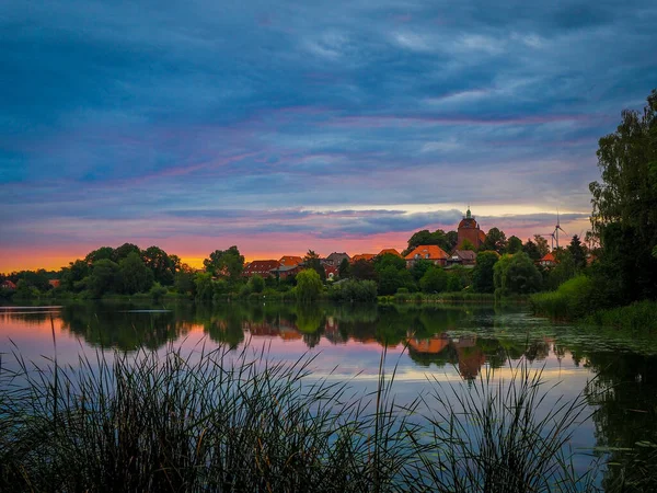 Dammen Oberteich Staden Schoenberg Tidigt Morgonen Med Dramatisk Himmel — Stockfoto