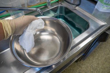 Büyük bir gümüş tuz kasesi operasyon odasında temizleniyor.