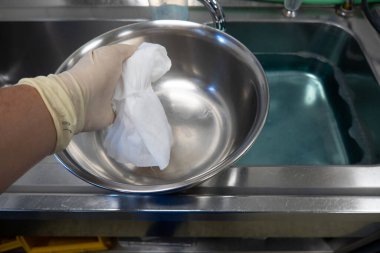 Büyük bir gümüş tuz kasesi operasyon odasında temizleniyor.