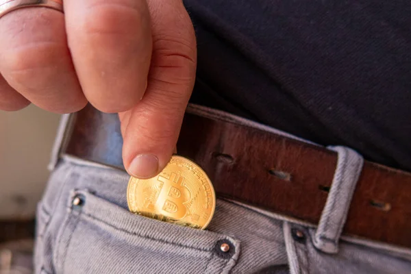 Una Moneda Oro Bitcoin Pone Bolsillo Gris Del Pantalón —  Fotos de Stock