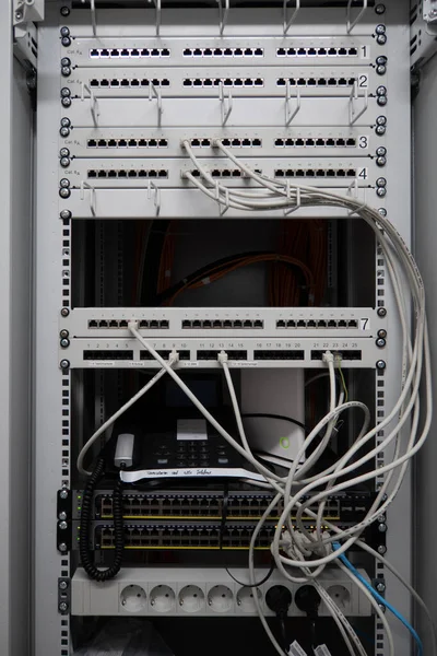 Einem Serverschrank Befinden Sich Viele Patch Panels Und Netzwerkkabel Und — Stockfoto