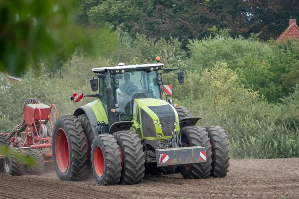 Трактор Приносит Новые Семена Почву — стоковое фото