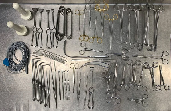 Chirurgické Nástroje Leží Vedle Sebe Operačním Stole — Stock fotografie