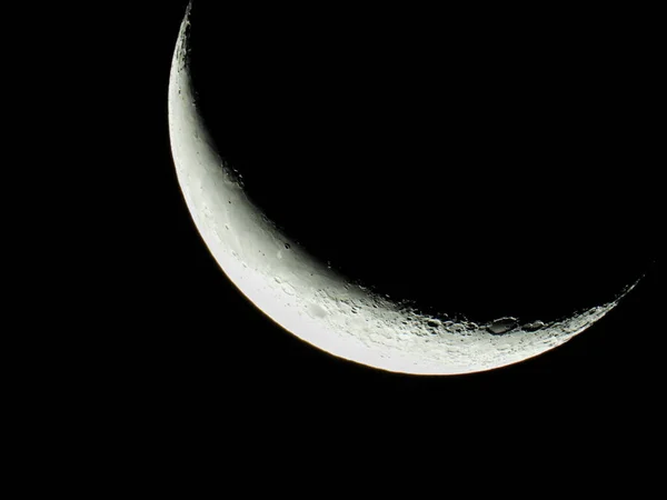 어두운 밤하늘에 초승달이 — 스톡 사진