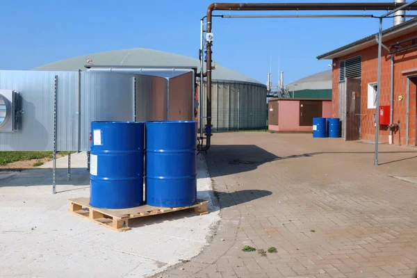 Twee Grote Blauwe Vaten Staan Een Houten Pallet Voor Een — Stockfoto