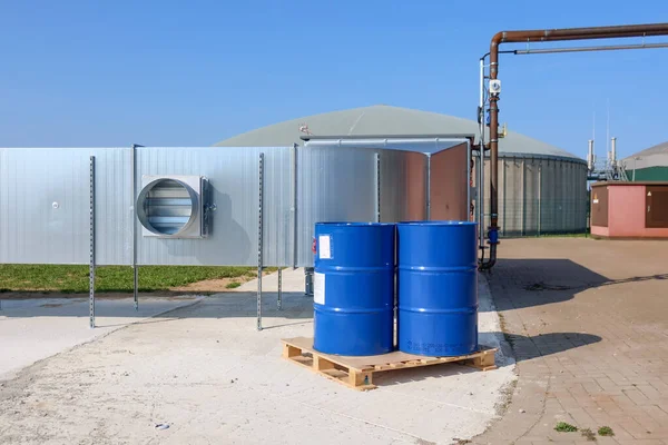 Twee Grote Blauwe Vaten Staan Een Houten Pallet Voor Een — Stockfoto